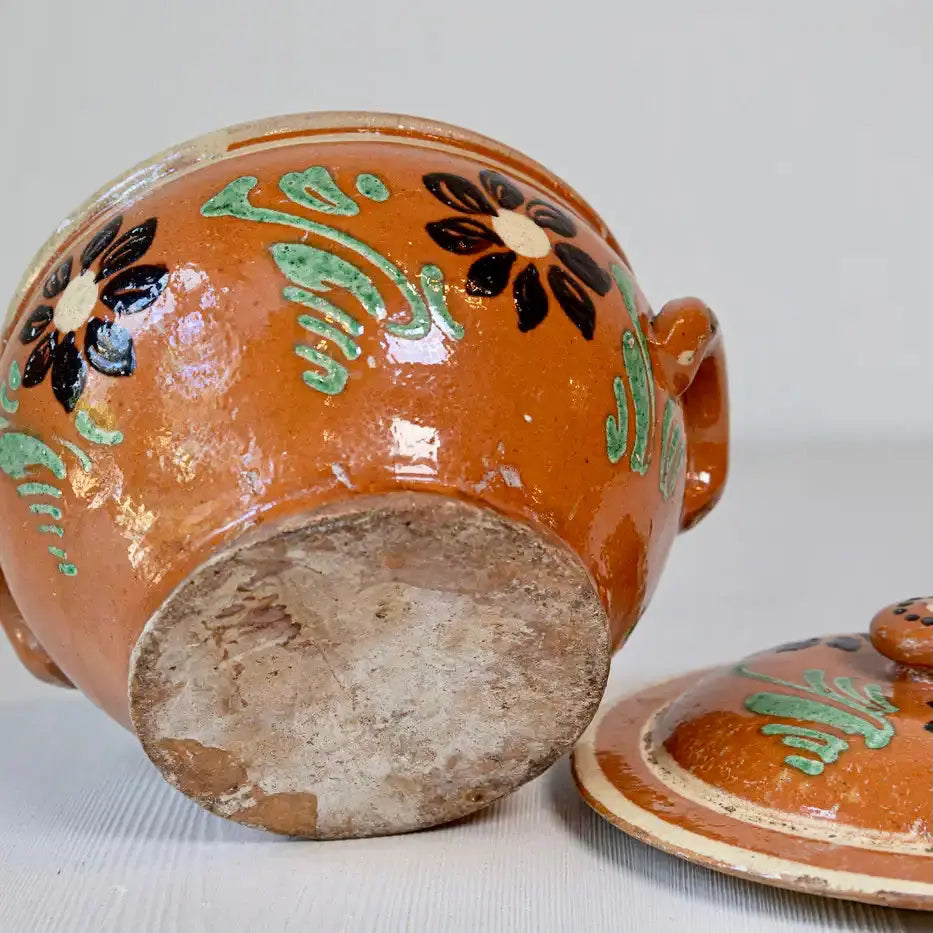 Plato Rústico Francés con Tapa de Terracota Vidriada y Flores | Siglo XIX