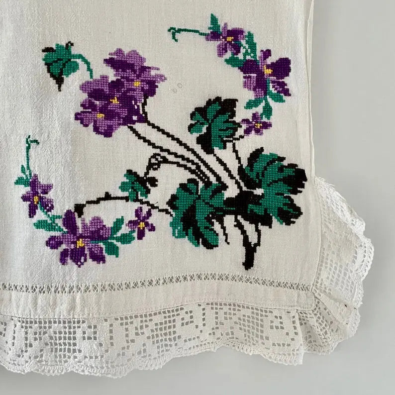 Toalla Flores Moradas Punto de Cruz. Rumanía, 1950