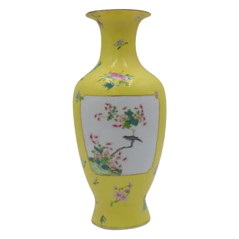 Jarrón Chino Antiguo Estilo Qing Famille Rose con Fondo Amarillo Inciso | Principios del Siglo XX