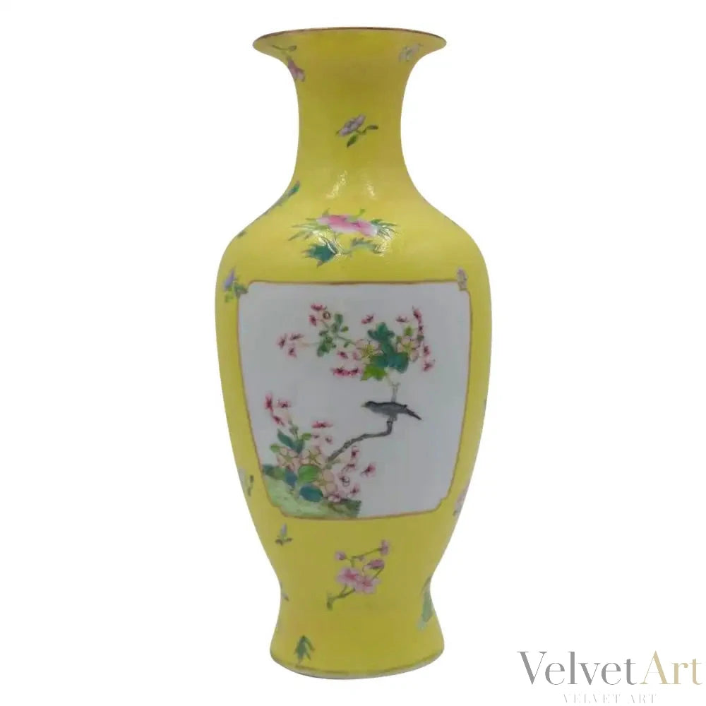 Jarrón Chino Antiguo Estilo Qing Famille Rose con Fondo Amarillo Inciso | Principios del Siglo XX