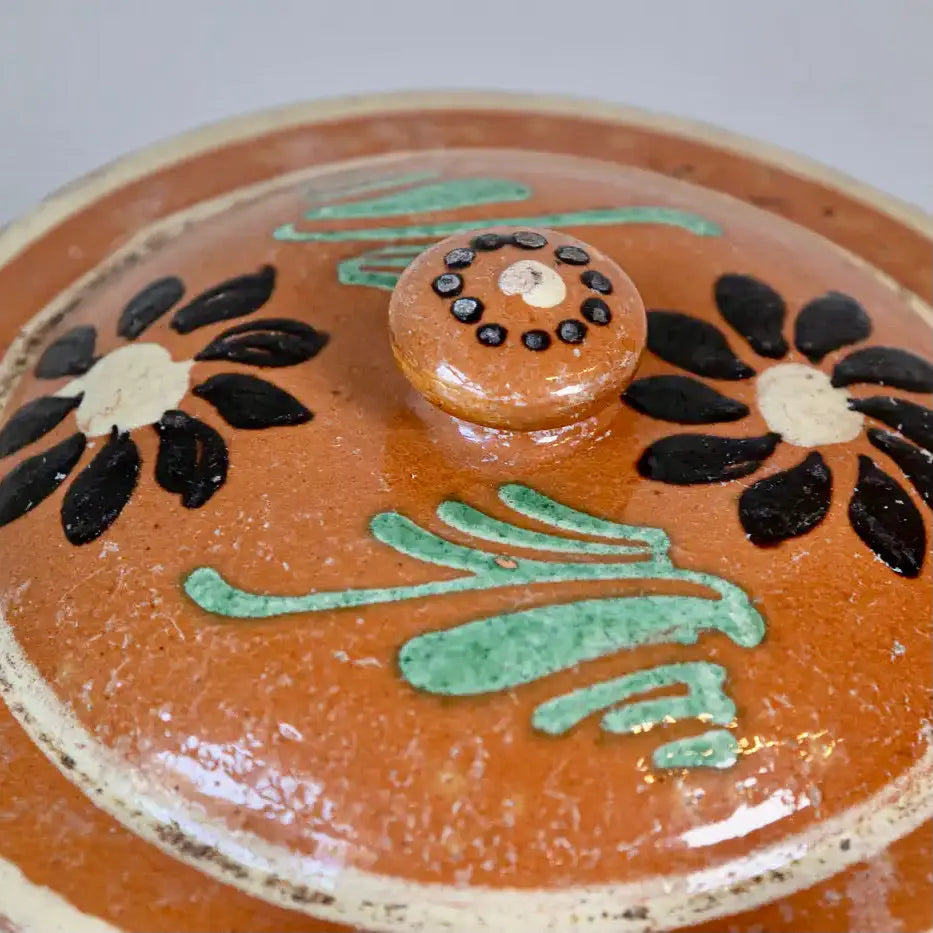 Plato Rústico Francés con Tapa de Terracota Vidriada y Flores | Siglo XIX