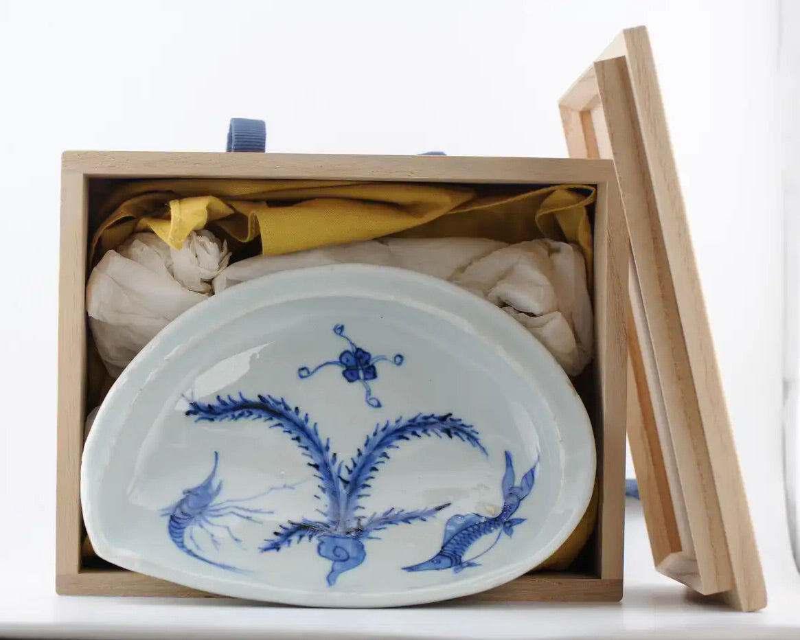 Plato Kosometsuke Azul y Blanco con Diseño de Pez y Camarón | Porcelana Ming del Siglo XVII