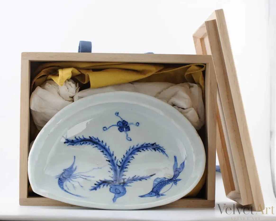 Plato Kosometsuke Azul y Blanco con Diseño de Pez y Camarón | Porcelana Ming del Siglo XVII