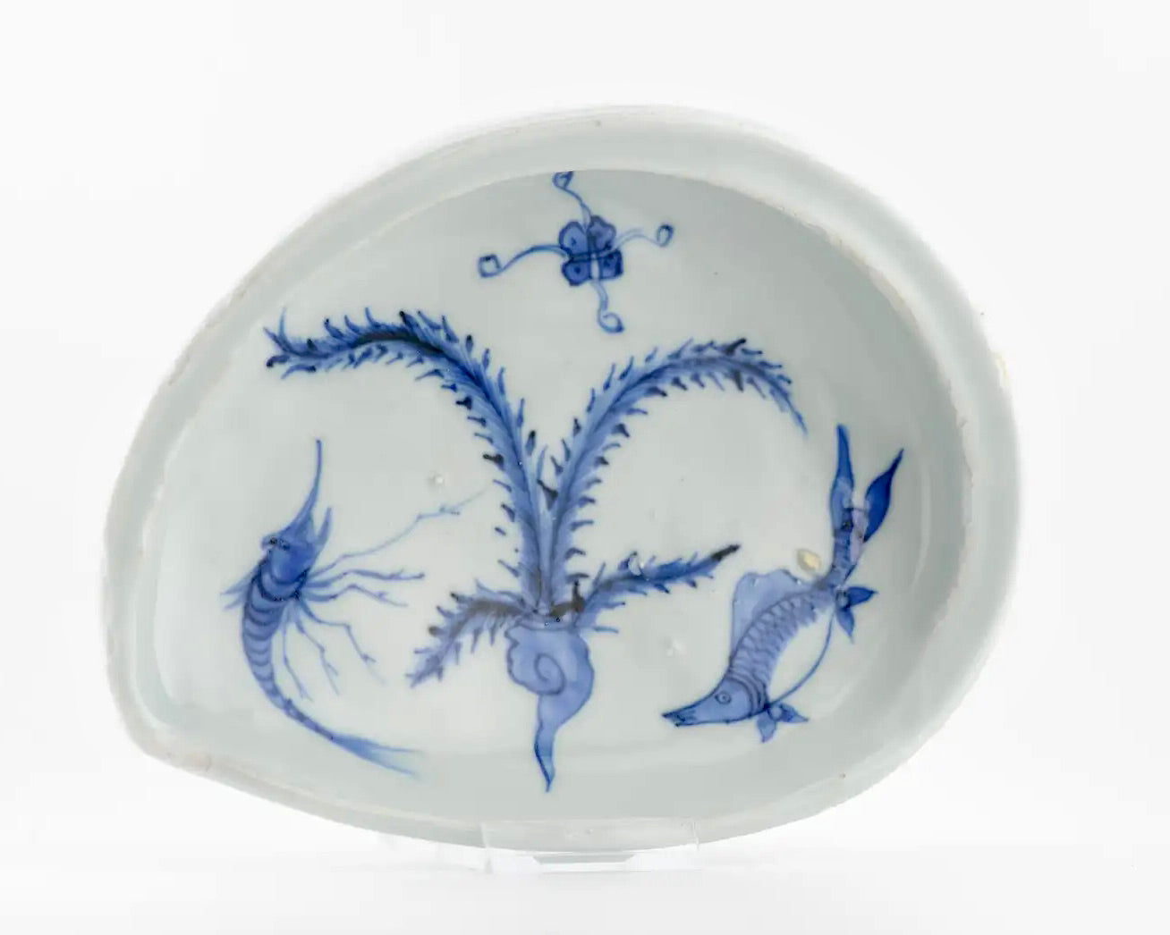 Plato Kosometsuke Azul y Blanco con Diseño de Pez y Camarón | Porcelana Ming del Siglo XVII