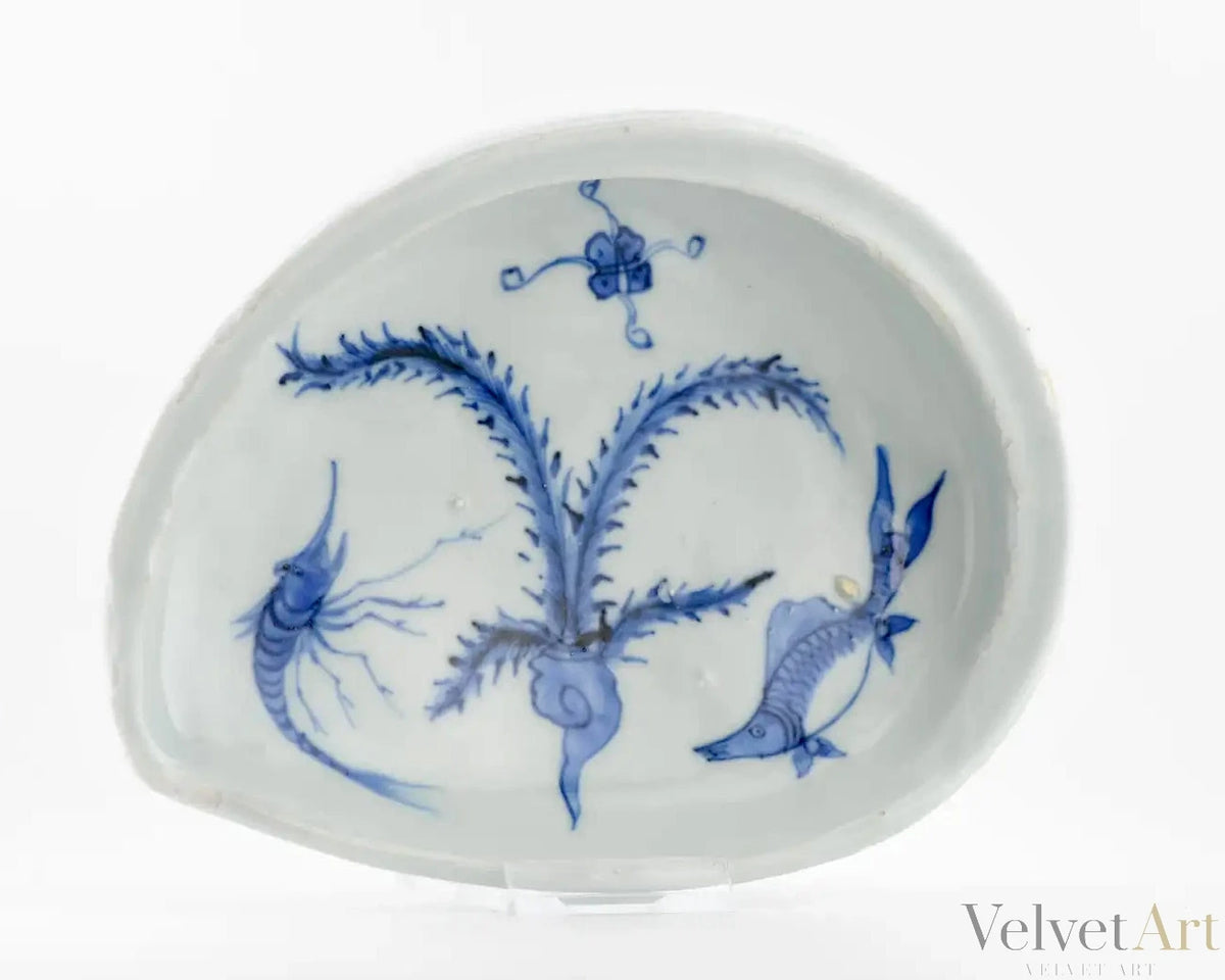 Plato Kosometsuke Azul y Blanco con Diseño de Pez y Camarón | Porcelana Ming del Siglo XVII