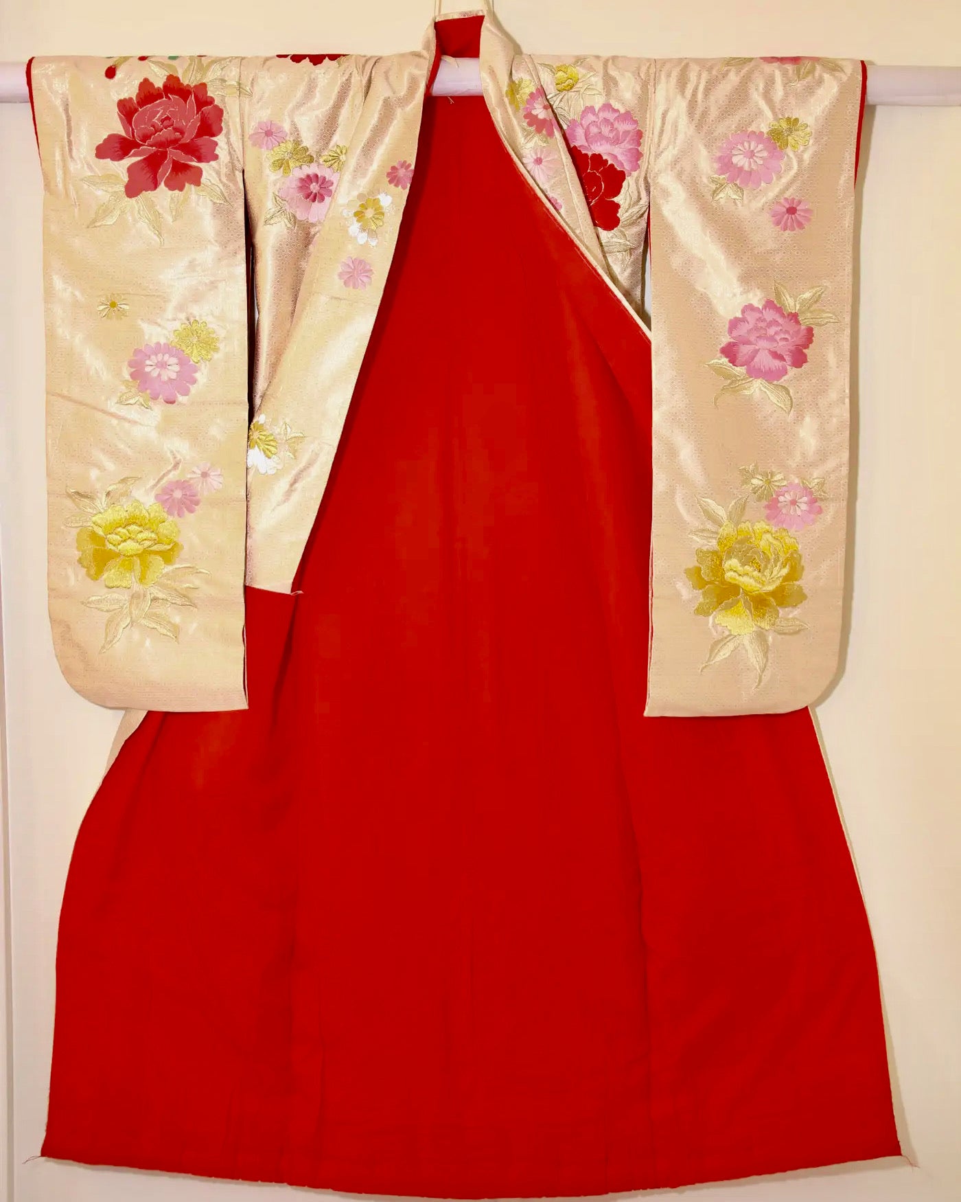 Kimono Ceremonial Japonés Brocado Dorado con Grullas Voladoras, 1970