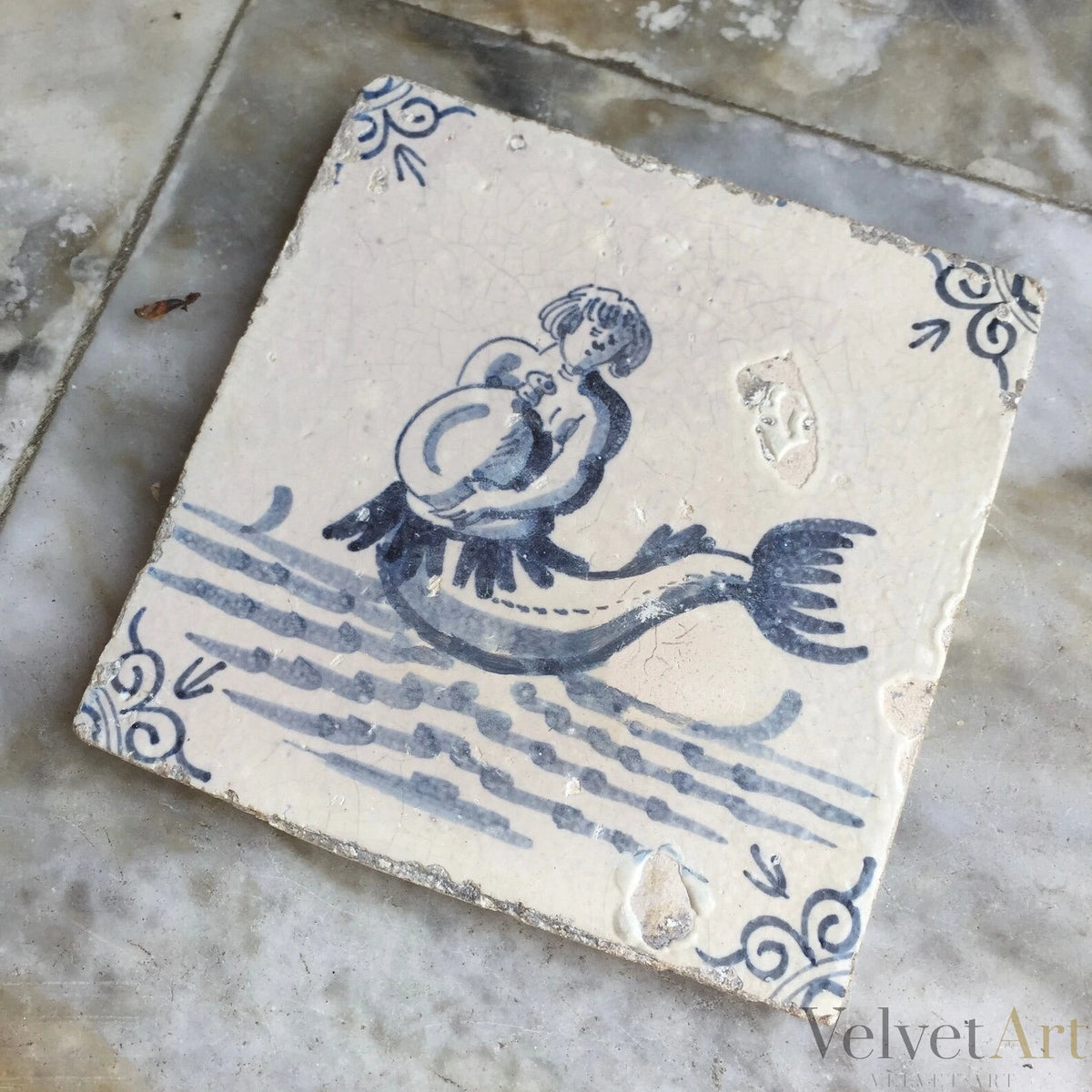 Tritón con Jarra – Azulejo de Delft Azul y Blanco, 1640–1660