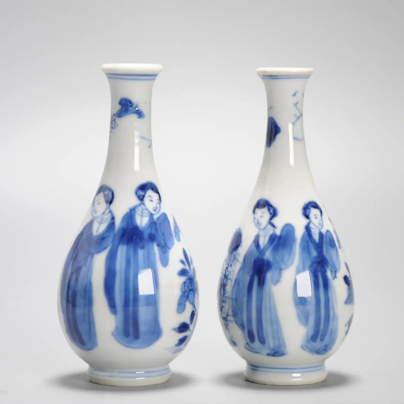 Jarrones Kangxi Azul y Blanco | Damas y Flores | Siglo XVII