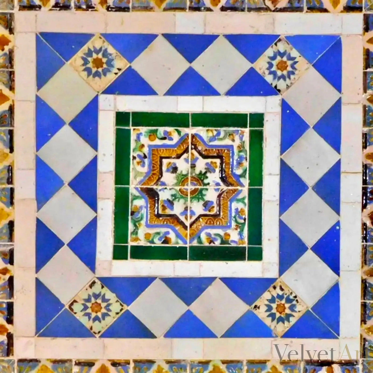 Composición Morisca de Azulejos de Porcelana | Panel del Siglo XVI