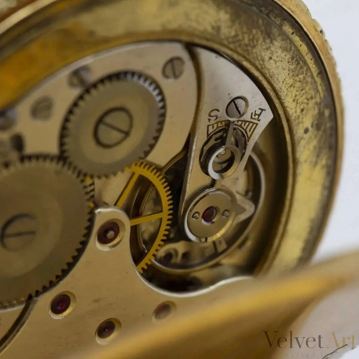 Reloj de Bolsillo Omega en Oro de 18 Quilates. Sabonette con Esfera de Esmalte