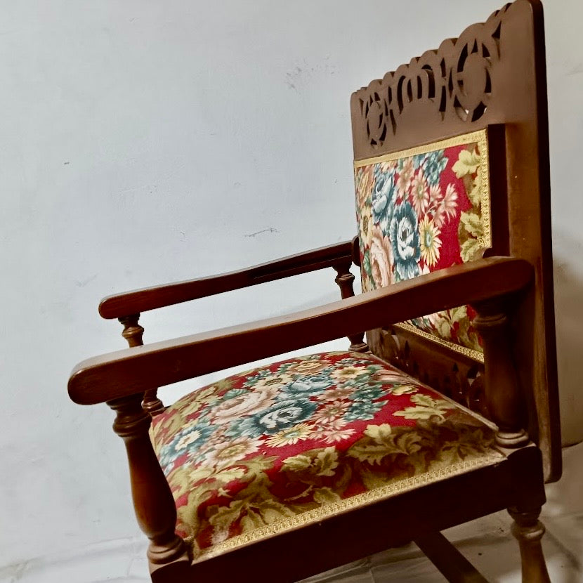 Silla Butaca en Castaño Transformable en Mesa | Obra del Maestro Faustino Martínez Martínez