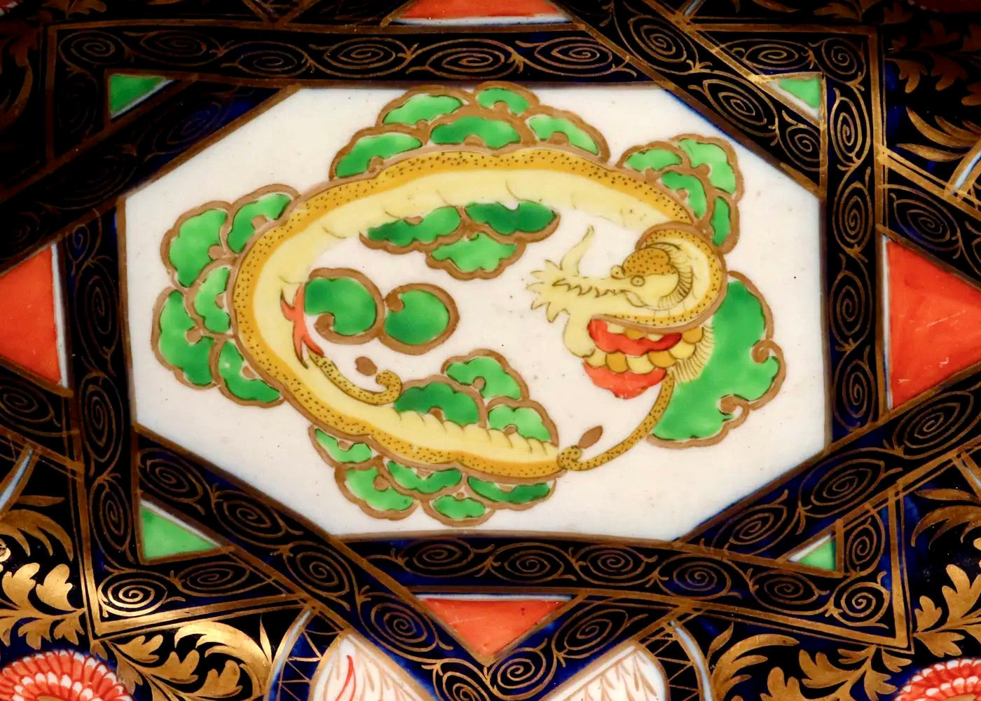 Porcelana Coalport Chinoiserie con Dragón y Leones Amarillos | Inglaterra, 1805
