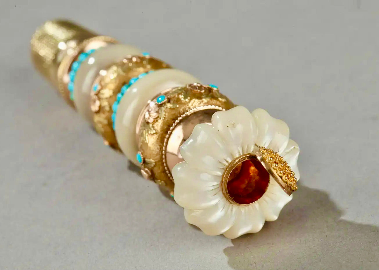 Costurero de Oro, Turquesa y Nácar | Forma de Flor | Francia, 1820