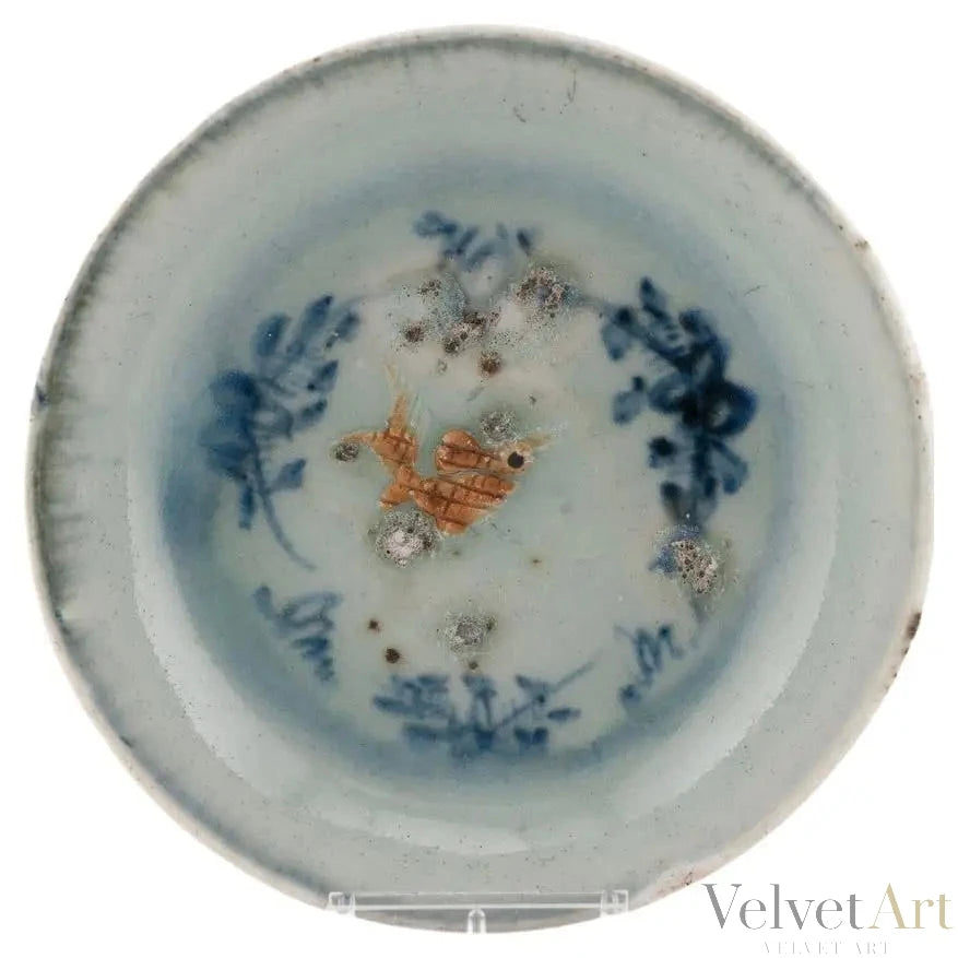 Plato de Porcelana China con Pez en Relieve | Dinastía Ming | 1500–1600