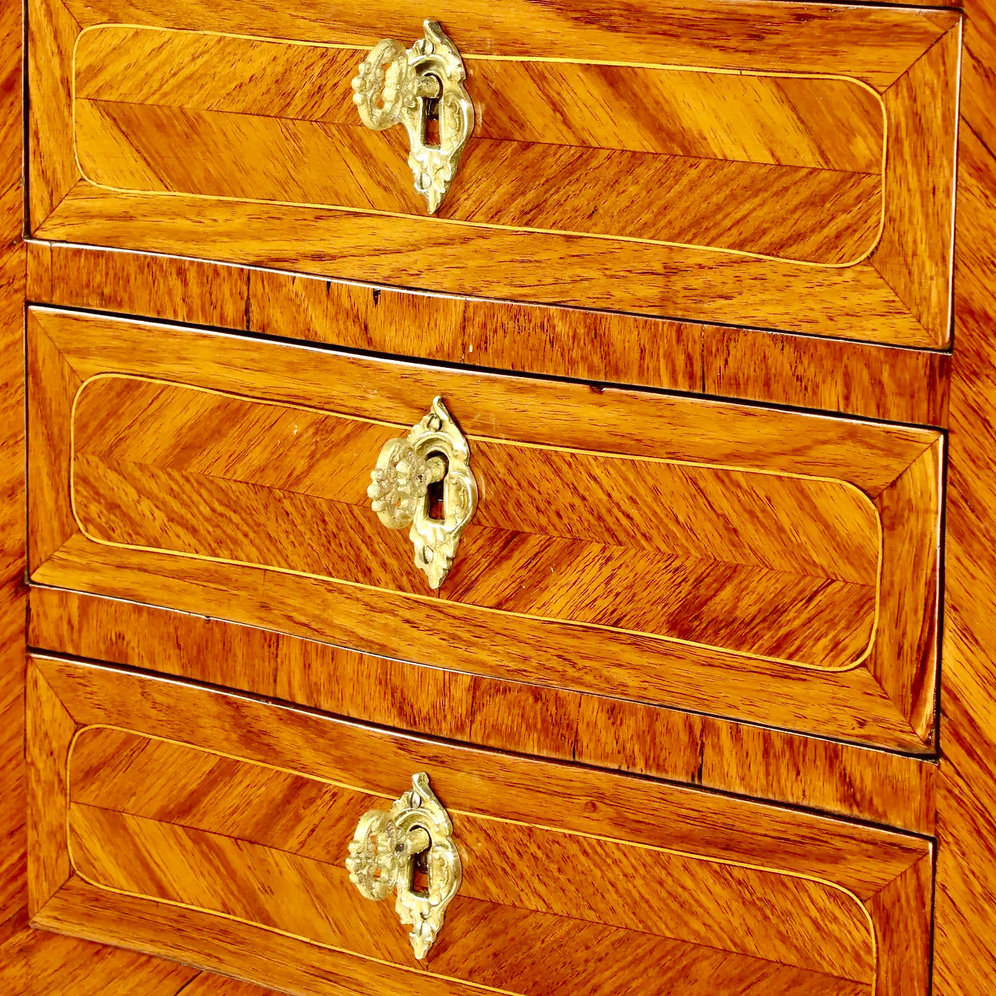 Mesa francesa Luis XV "Table Chiffonière"con Marquetería y Biombo, 1765