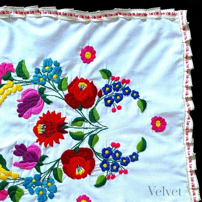 Mantel Húngaro Bordado con Patrón Floral Kalosca – vista 3 de 5