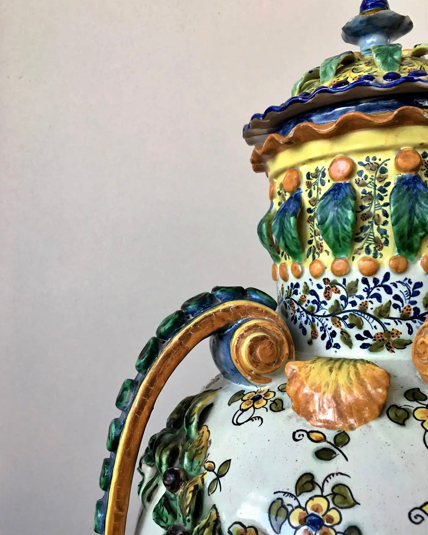 Urna Española de Terracota Pintada | Manises | Siglo XIX | Biedermeier | 1850