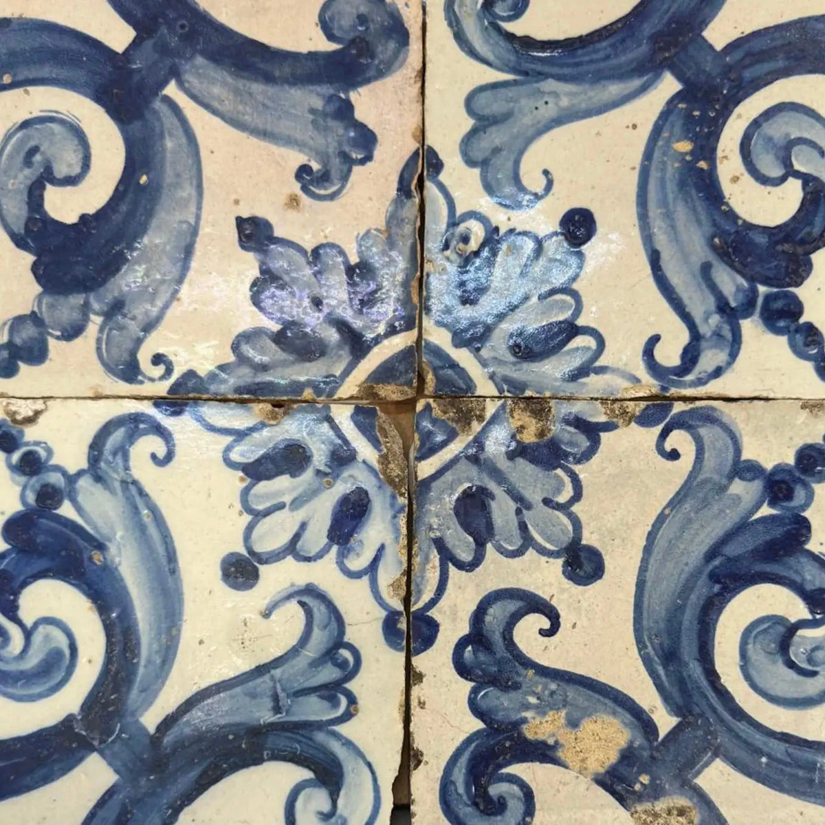Cuatro Azulejos Portugueses del Siglo XVII: Cerámica Barroca Original para Colección