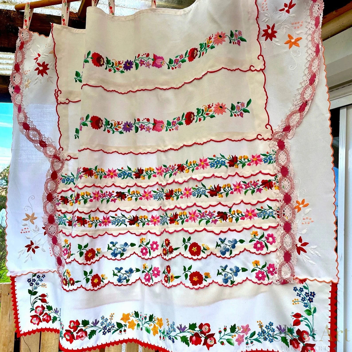 Cortina Bordada Húngara con Estampado Floral Kalocsa – vista 2 de 5