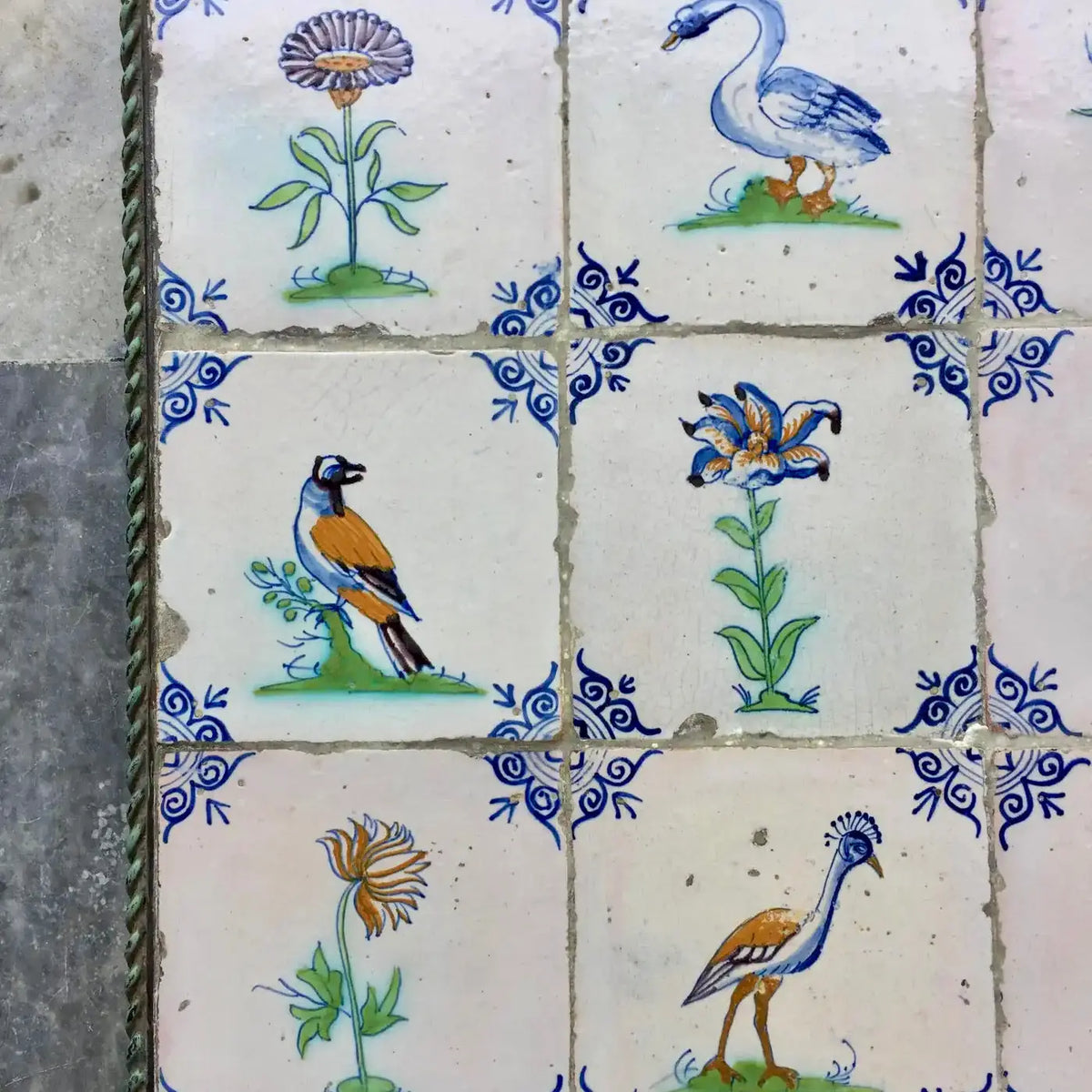15 Azulejos Policromos Collaert de Delft con Pájaros y Flores, 1630