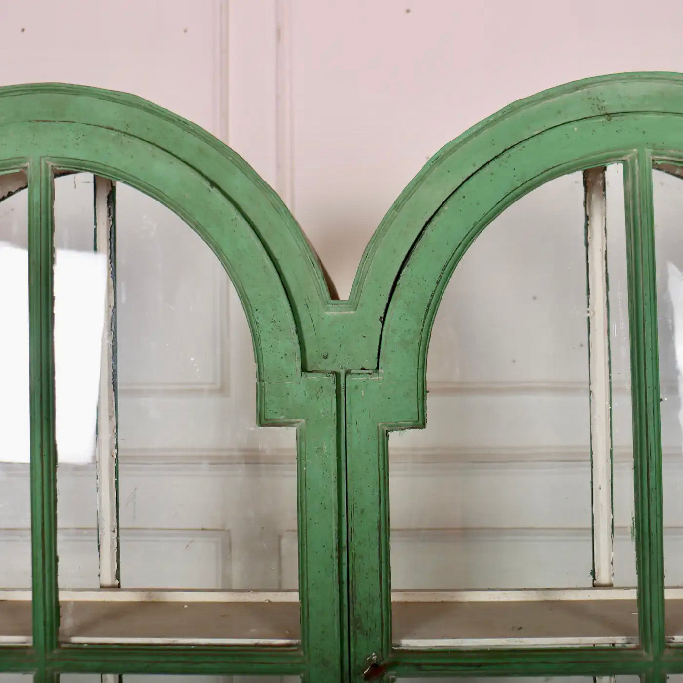 Vitrina Europea de Roble Pintado sobre Peana de 1840