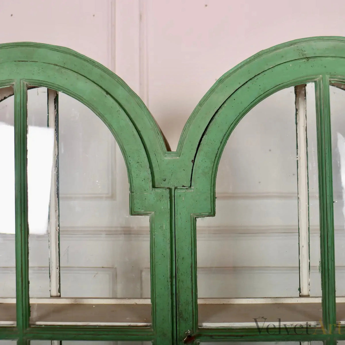 Vitrina Europea de Roble Pintado sobre Peana de 1840