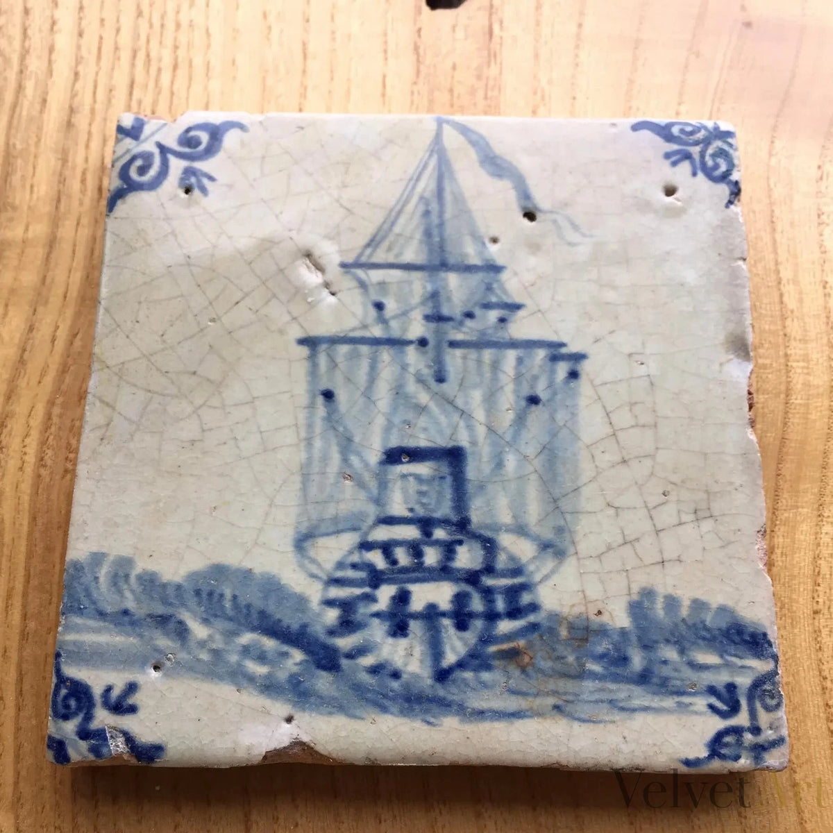 "Barco de la VOC: Amsterdam” | Azulejo de Delft con Escudo de Ámsterdam, Siglo XVII