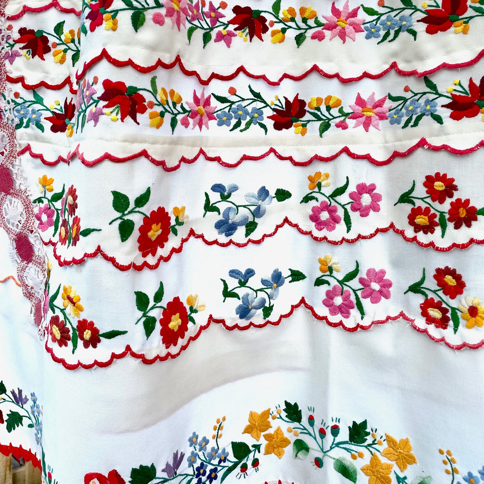 Cortina Bordada Húngara con Estampado Floral Kalocsa