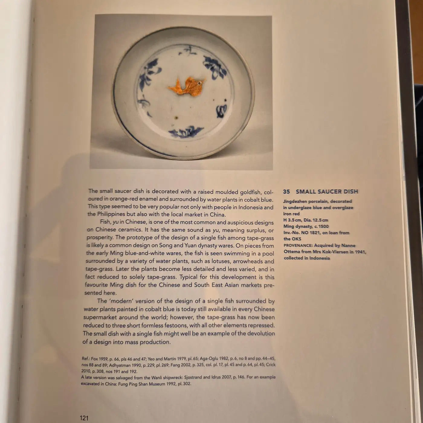 Plato Pequeño de Porcelana China con Pez en Relieve | Dinastía Ming, 1500
