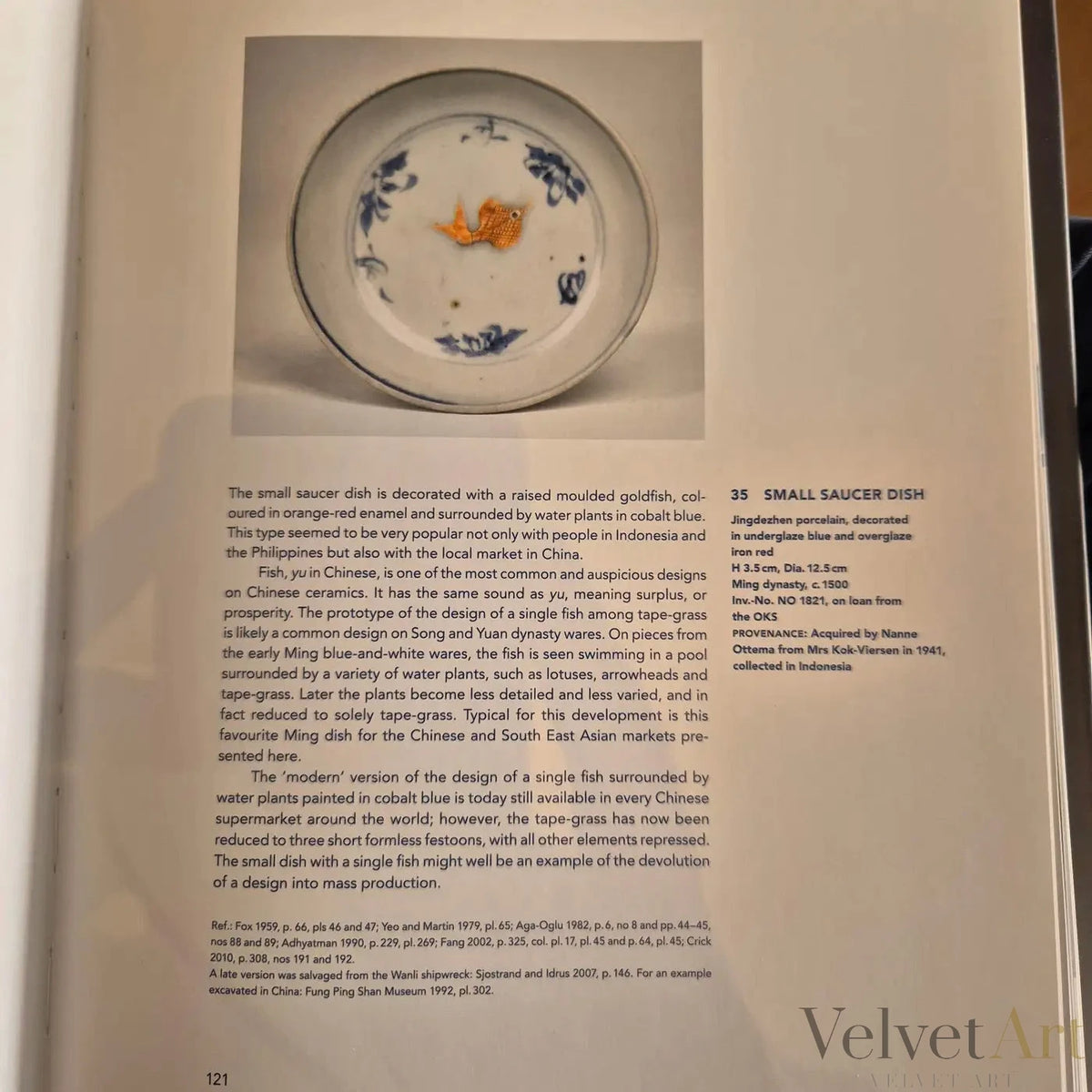 Plato Pequeño de Porcelana China con Pez en Relieve | Dinastía Ming, 1500