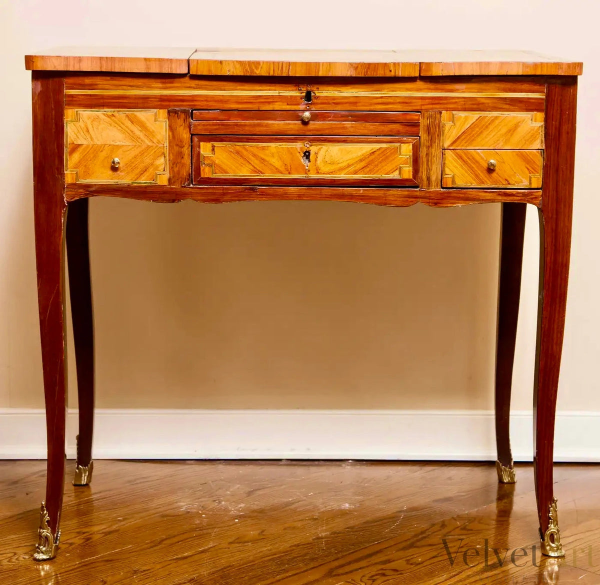 Tocador Francés Luis XV en Tulipwood con Espejo Regulable, 1760