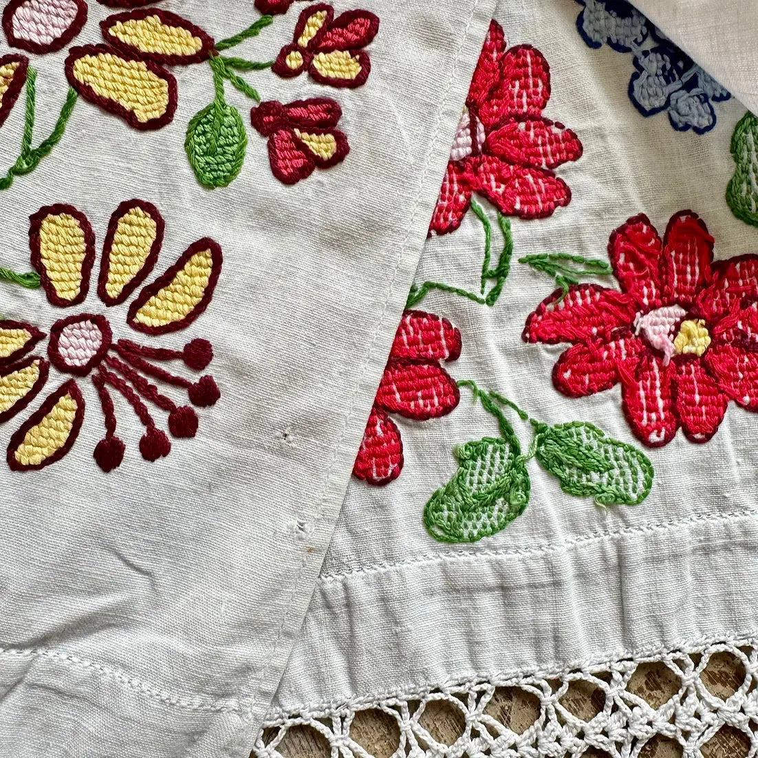 Toalla de Rumanía con Bordados y Encaje Hechos a Mano, 1970