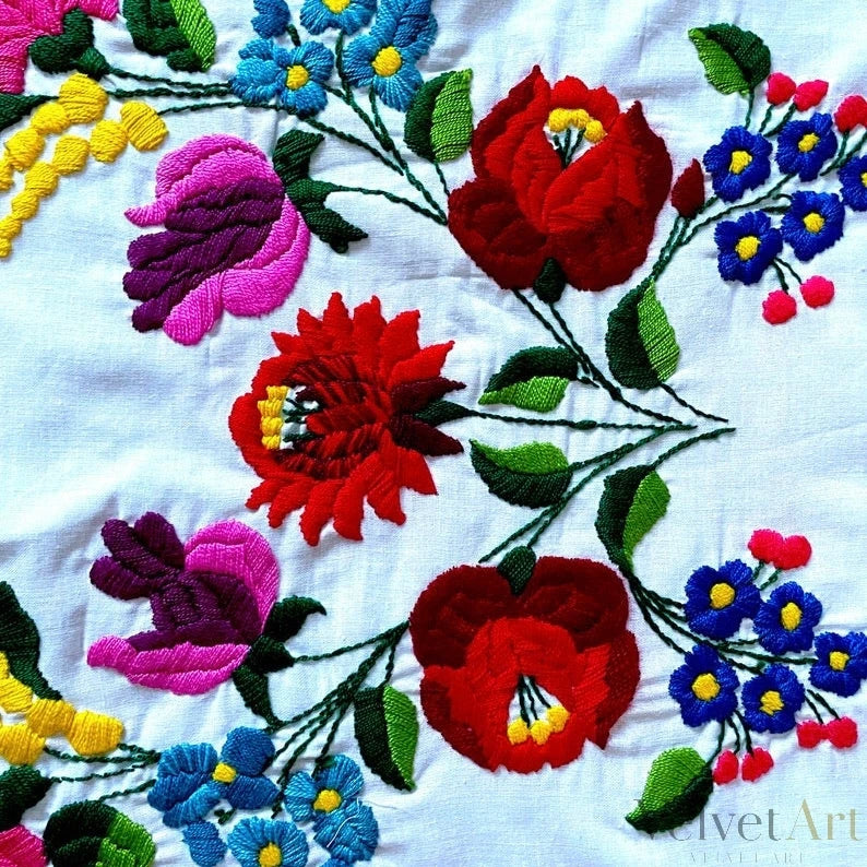 Mantel Húngaro Bordado con Patrón Floral Kalosca