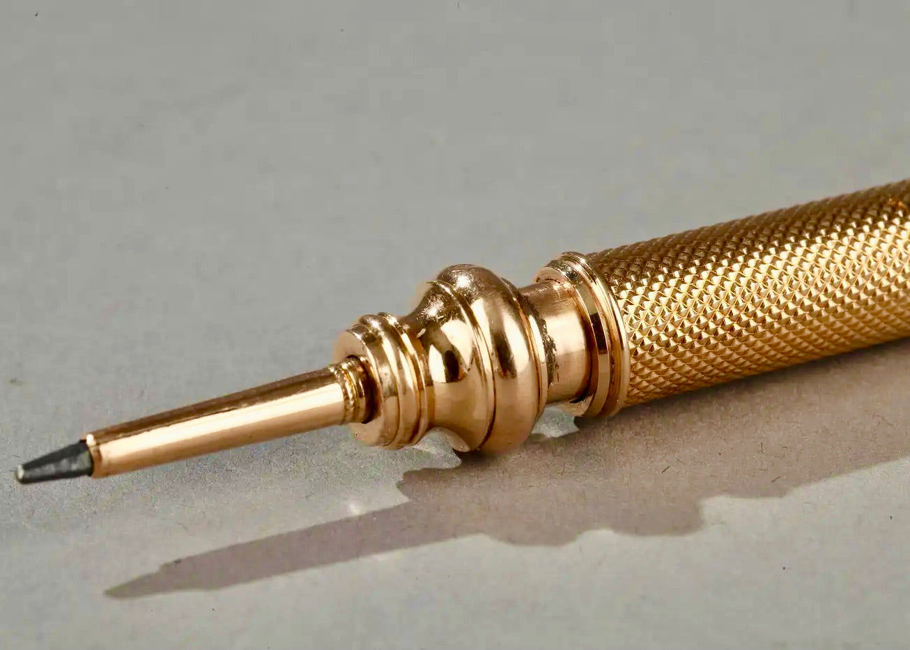 Costurero de Oro, Turquesa y Nácar | Forma de Flor | Francia, 1820