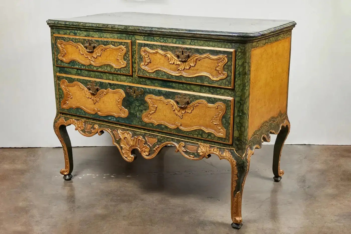 Cómoda Veneciana Tallada a Mano, 1800