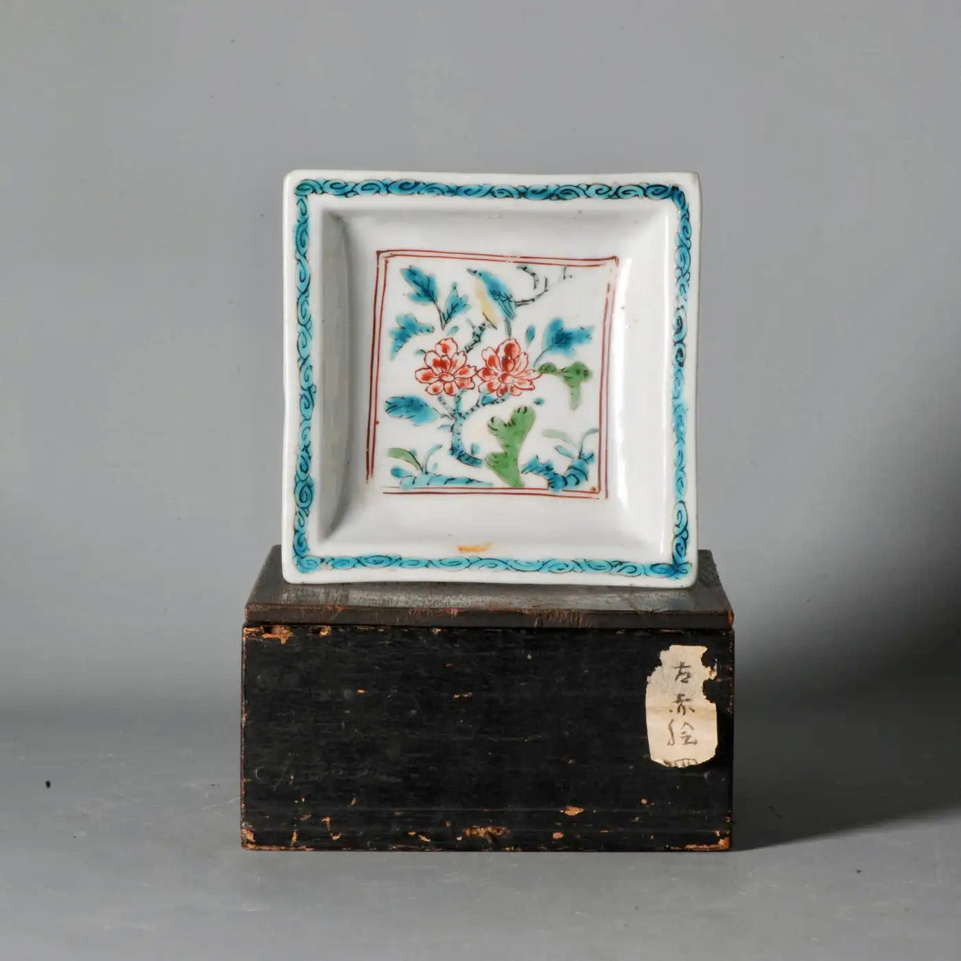 Fuente Cuadrada de Porcelana Jingdezhen, Periodo Ming, Siglo XVII
