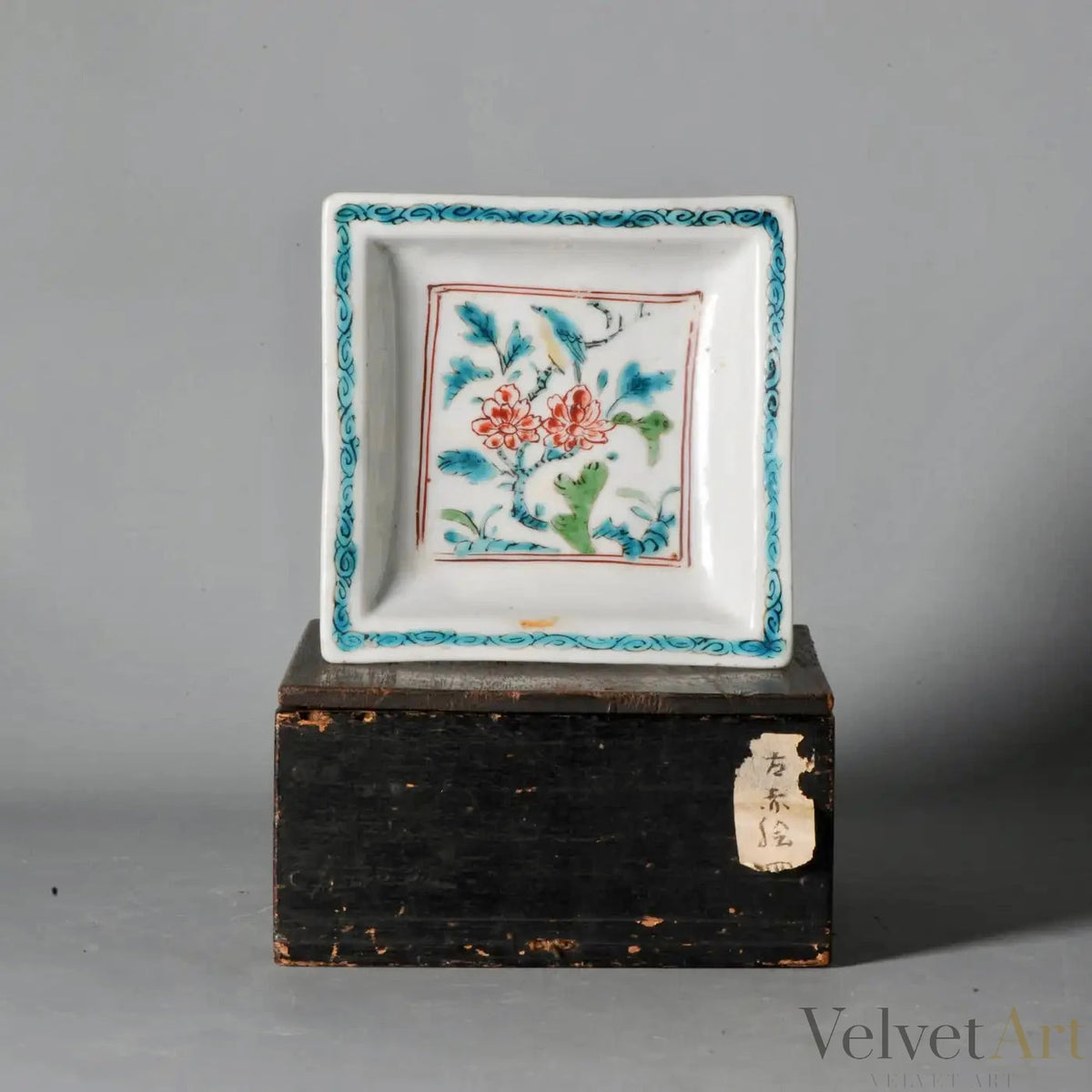 Fuente Cuadrada de Porcelana Jingdezhen, Periodo Ming, Siglo XVII
