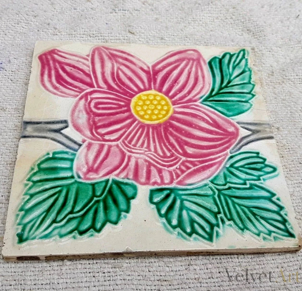 Azulejo decorativo floral en relieve de antigua mansión de la India