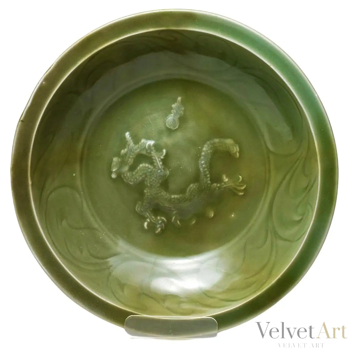 Plato Chino de Celadón Longquan con Dragón en Relieve | Siglos XII-XIV | Dinastía Yuan-Ming Temprana