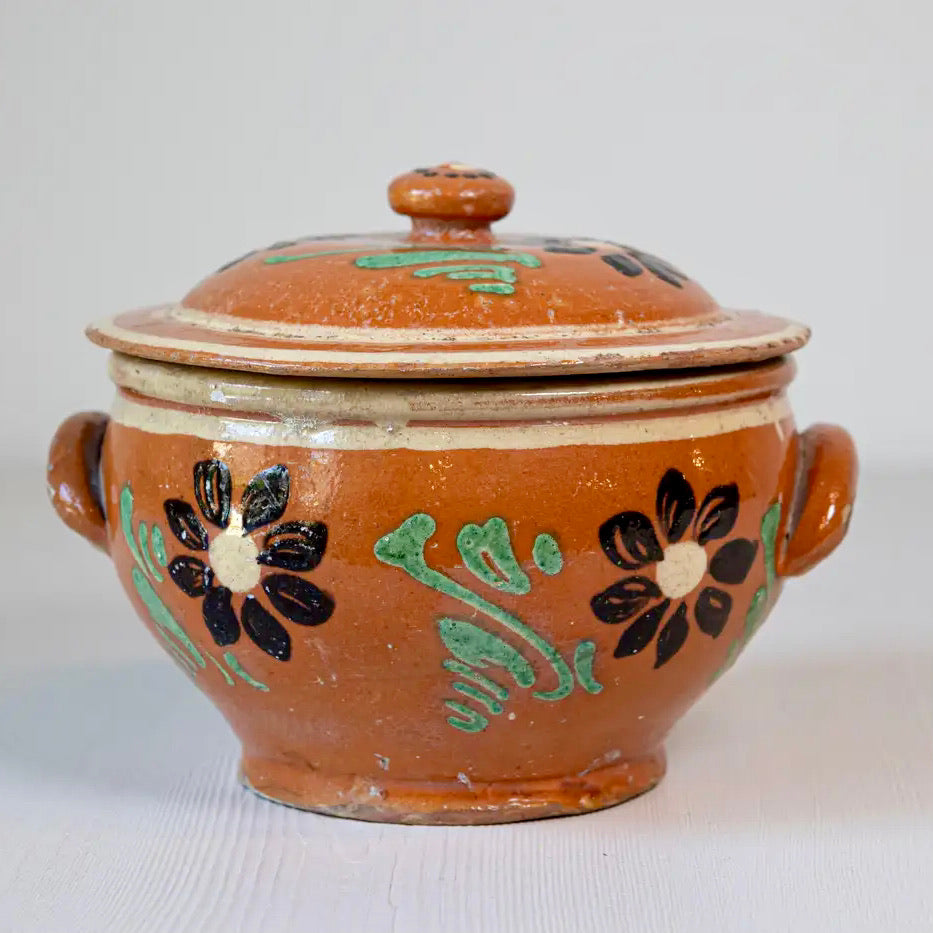 Plato Rústico Francés con Tapa de Terracota Vidriada y Flores | Siglo XIX