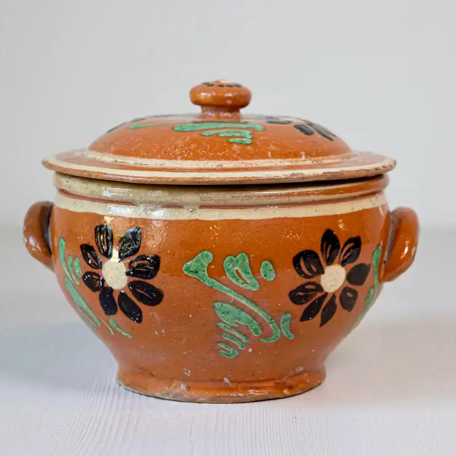 Plato Rústico Francés con Tapa de Terracota Vidriada y Flores | Siglo XIX