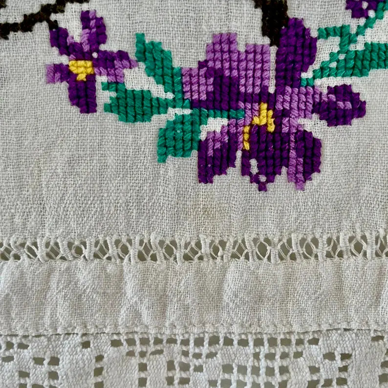 Toalla Flores Moradas Punto de Cruz. Rumanía, 1950