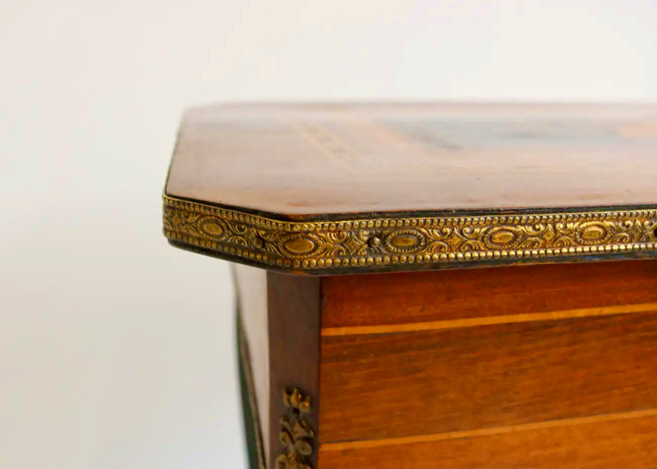 Mesa Auxiliar Napoleón III con Marquetería Floral e Instrumental, Francia 1860