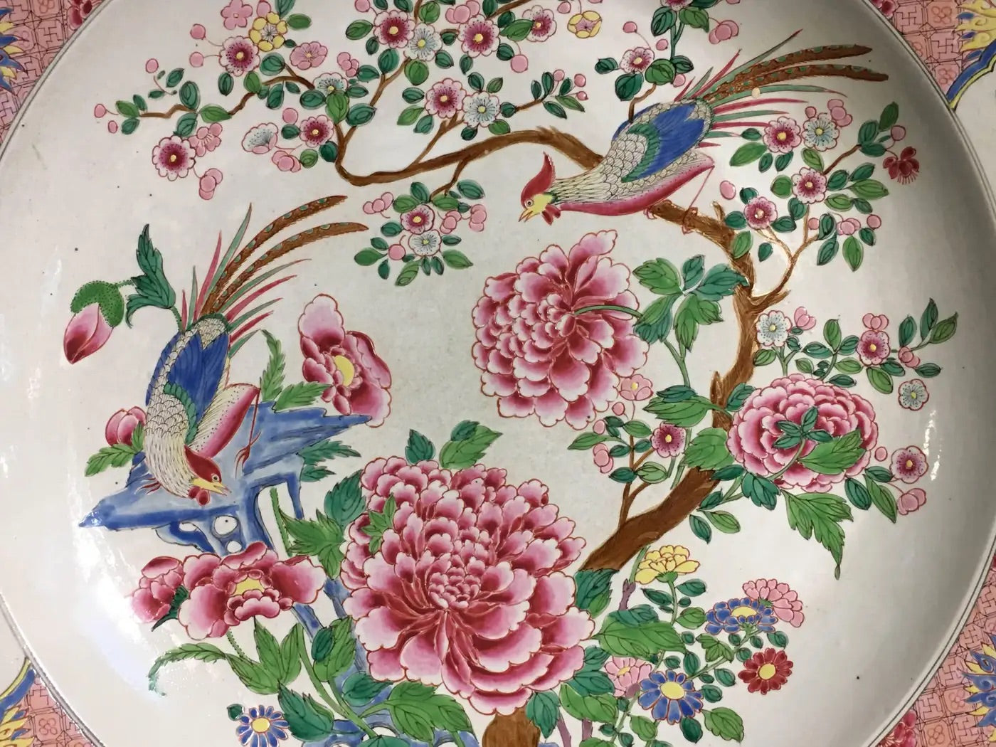 Plato de Porcelana Esmaltada Famille Rose, 1900