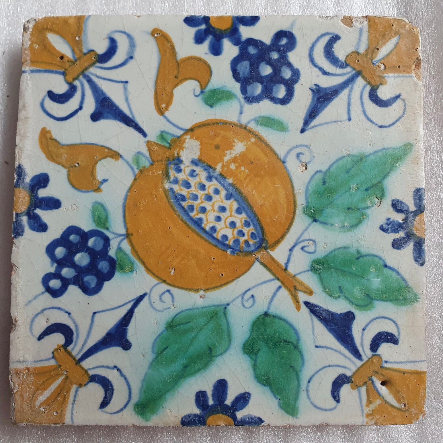 “Granada” | Azulejo dede Delft, Policromo y Grueso | 1600–1625 – Vroege Dikke Tegel