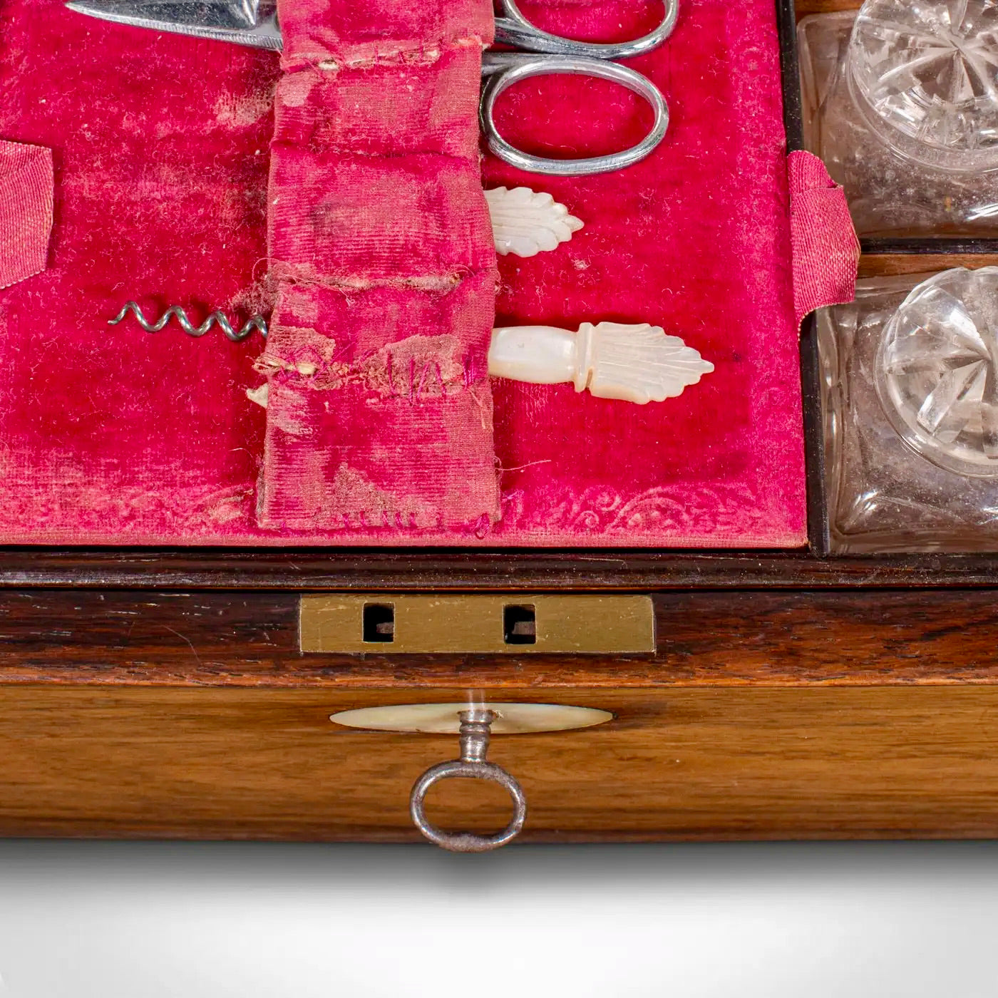 Caja de Tocador Inglesa en Palisandro con Espejo y Cristalería Original, 1850