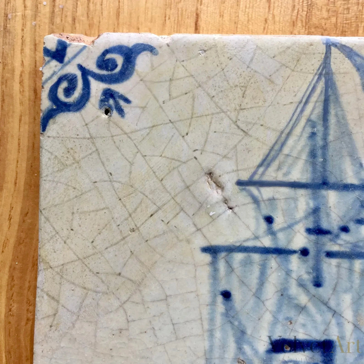 "Barco de la VOC: Amsterdam” | Azulejo de Delft con Escudo de Ámsterdam, Siglo XVII