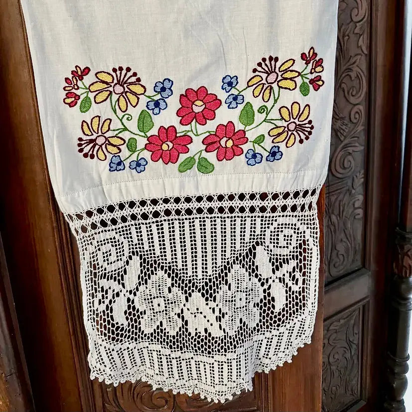 Toalla de Rumanía con Bordados y Encaje Hechos a Mano, 1970