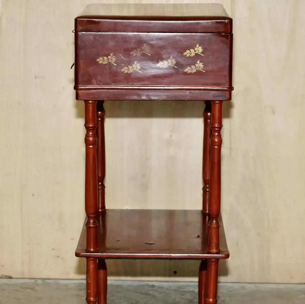 Mesa de Costura Anglo Japonesa Lacada Roja Siglo XIX