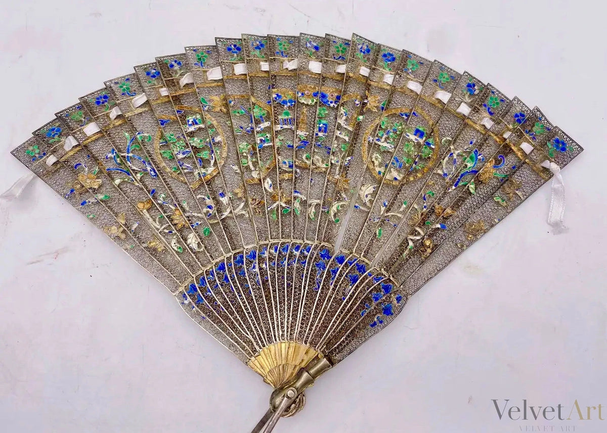 Abanico Chino de Filigrana de Plata Dorada y Esmalte | Dinastía Qing, principios del siglo XIX
